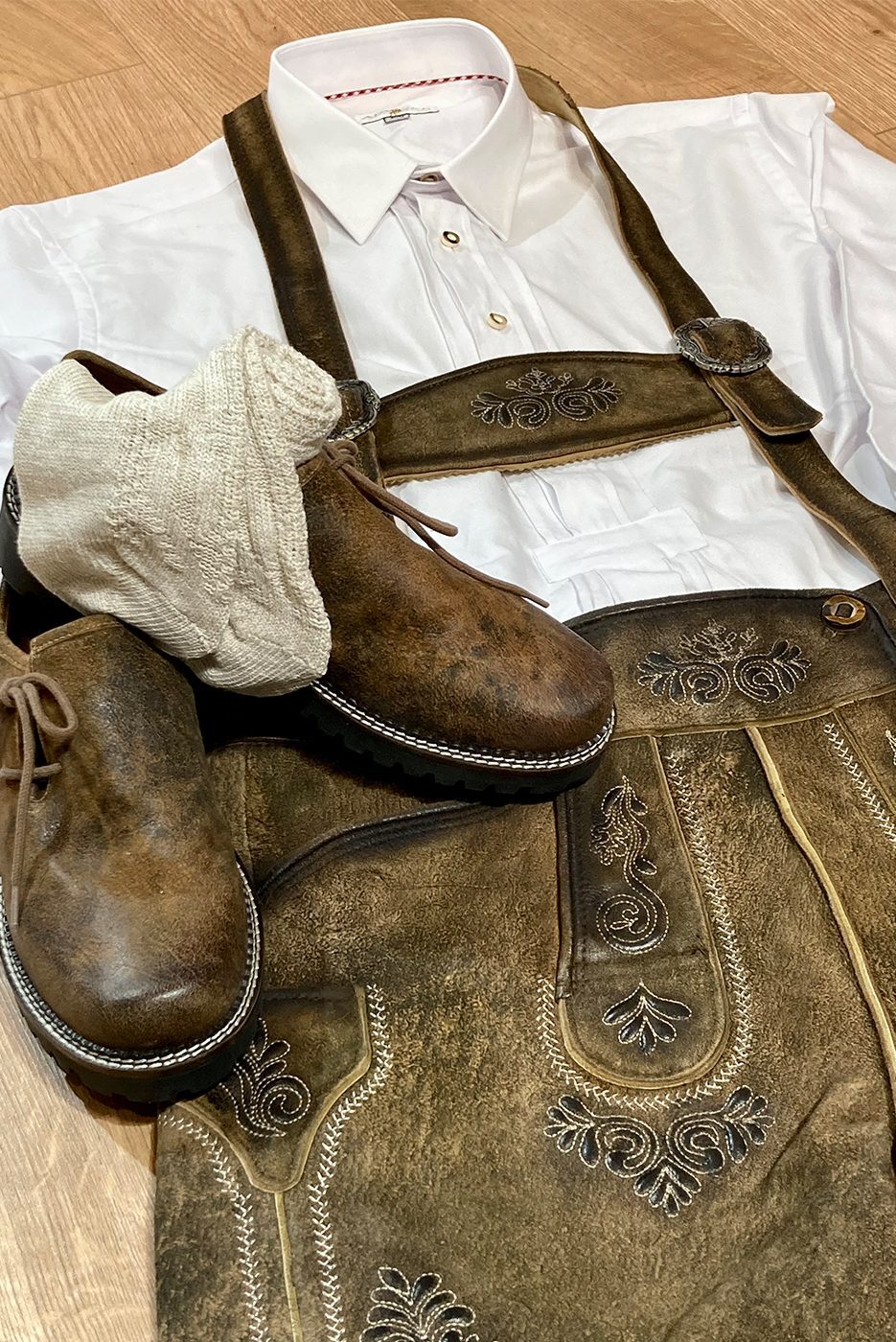 Lederhosen-Set - kurz mit Trachtenhemd in kariert oder weiß