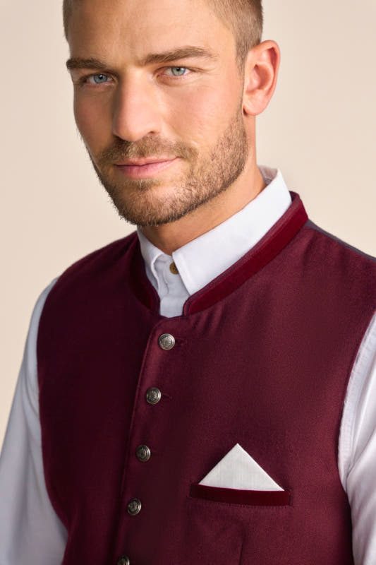 Alternative view of Trachtenweste Perry