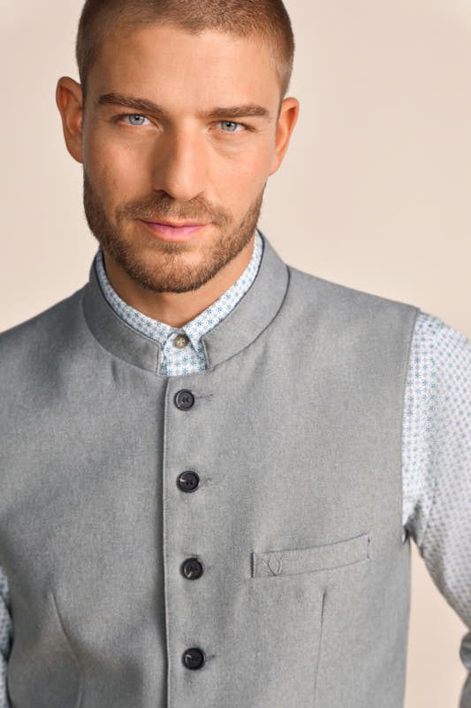 Alternative view of Trachtenweste Ravin