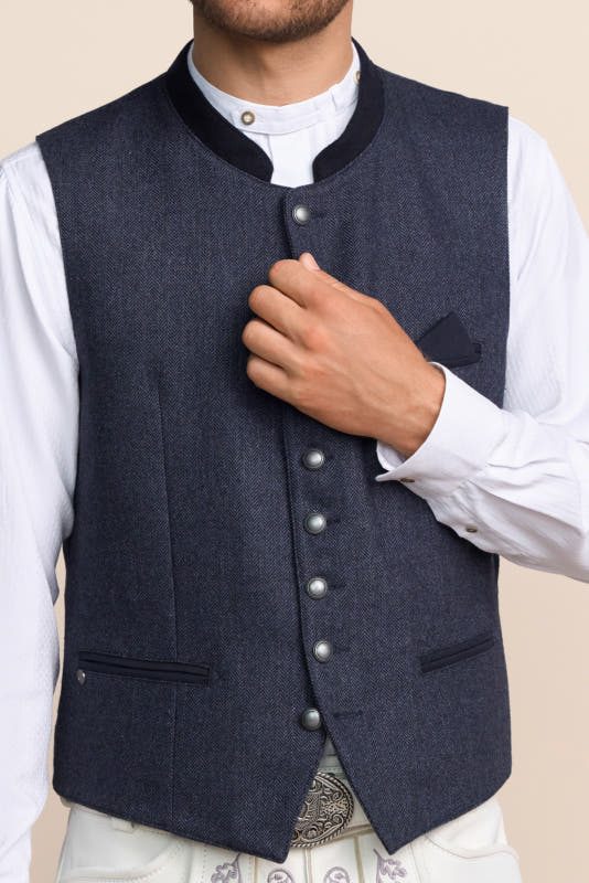 Alternative view of Trachtenweste Gregorios