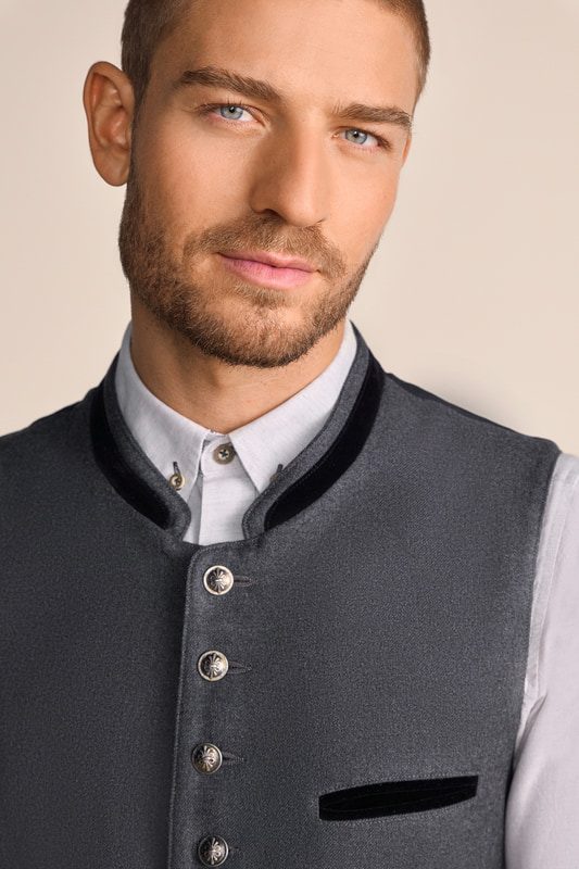 Alternative view of Trachtenweste Jerome