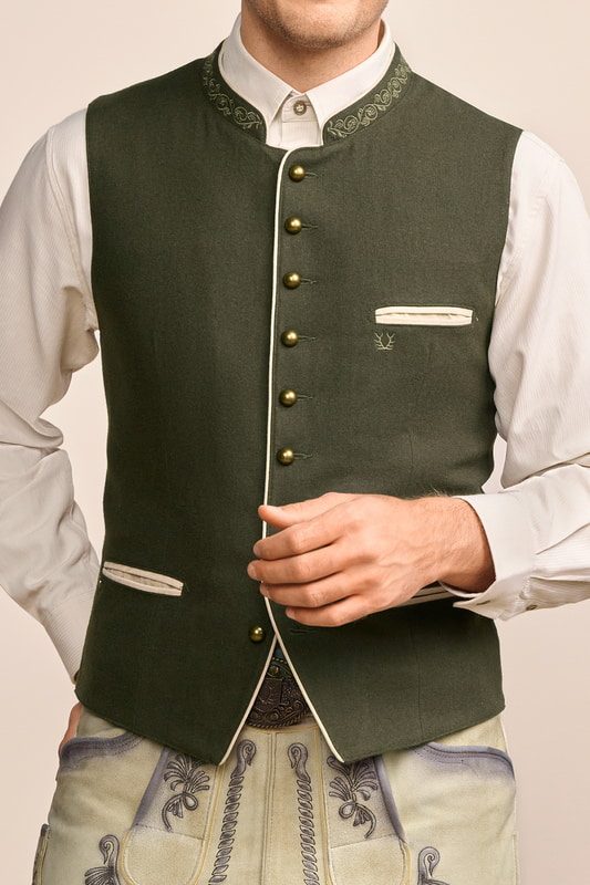 Alternative view of Trachtenweste Christo