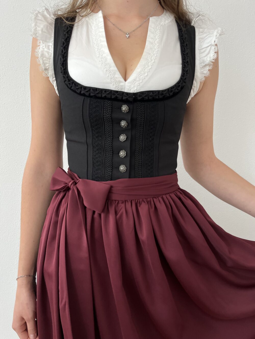 Alternative view of Dirndlschürze Satin 90cm rot